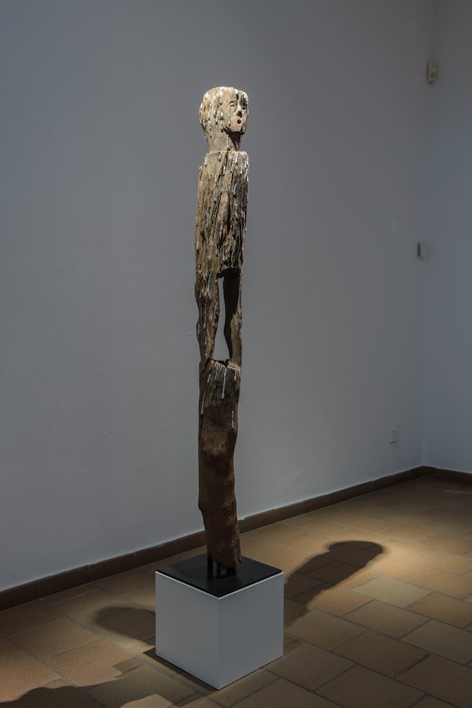 Statue de femme en bois 23 cm fabrication artisanale Handcrafted wooden woman 